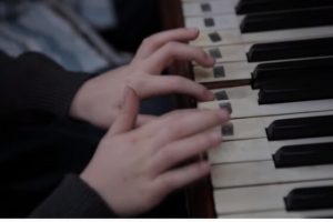 87-oxv-the-manual-frecuencias-escena-piano