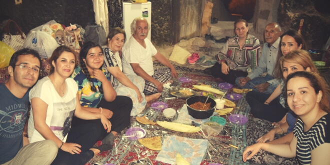 cena en la cueva con la familia de Shiva y Mustafá
