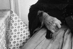 2020 01 27 mujer armenia con rifle conflicto con azerbaiyan